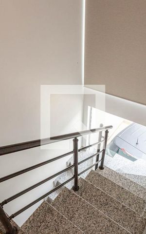 Casa para alugar com 400m², 3 quartos e 8 vagasEscadas