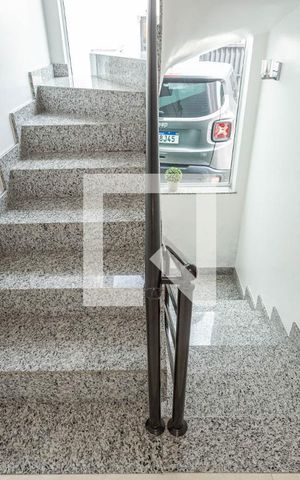 Casa para alugar com 400m², 3 quartos e 8 vagasEscadas