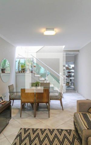 Casa à venda com 117m², 3 quartos e 2 vagas Casa à venda com 117m², 3 quartos e 2 vagasSala