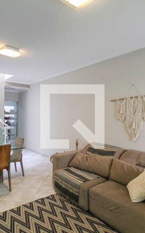 Casa à venda com 117m², 3 quartos e 2 vagas Casa à venda com 117m², 3 quartos e 2 vagasSala
