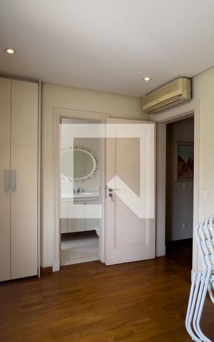 Casa à venda com 380m², 4 quartos e 6 vagas Casa à venda com 380m², 4 quartos e 6 vagasQuarto 4
