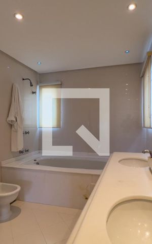 Casa à venda com 380m², 4 quartos e 6 vagas Casa à venda com 380m², 4 quartos e 6 vagasBanheiro do quarto 1