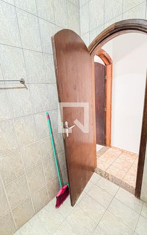 Casa à venda com 200m², 3 quartos e 2 vagas Casa à venda com 200m², 3 quartos e 2 vagasBanheiro 1