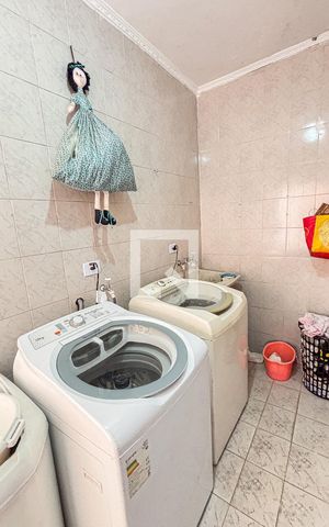 Casa à venda com 200m², 3 quartos e 2 vagas Casa à venda com 200m², 3 quartos e 2 vagasÁrea de Serviço