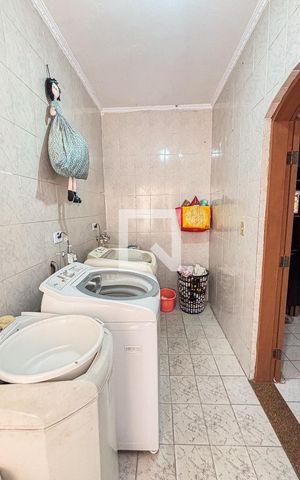 Casa à venda com 200m², 3 quartos e 2 vagas Casa à venda com 200m², 3 quartos e 2 vagasÁrea de Serviço
