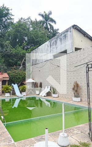 Casa à venda com 900m², 4 quartos e 4 vagas Casa à venda com 900m², 4 quartos e 4 vagasPiscina