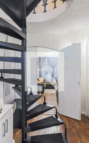 Casa à venda com 200m², 3 quartos e 1 vaga Casa à venda com 200m², 3 quartos e 1 vagaHall - Escada