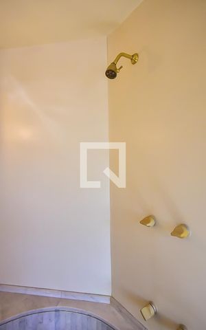 Casa para alugar com 1000m², 4 quartos e 6 vagasChuveiro do Banheiro da Suíte 3