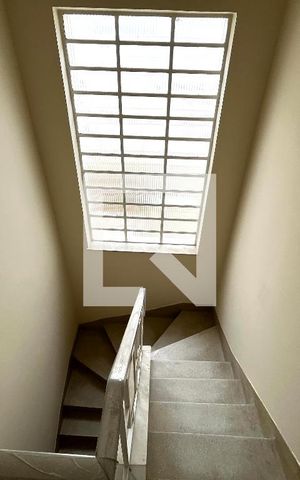 Casa à venda com 200m², 5 quartos e 3 vagas Casa à venda com 200m², 5 quartos e 3 vagasEscada