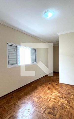 Casa à venda com 200m², 5 quartos e 3 vagas Casa à venda com 200m², 5 quartos e 3 vagasSuite