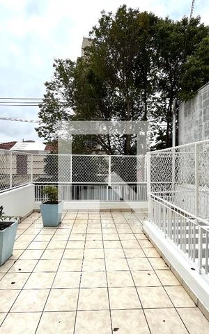 Casa à venda com 200m², 5 quartos e 3 vagas Casa à venda com 200m², 5 quartos e 3 vagasVaranda