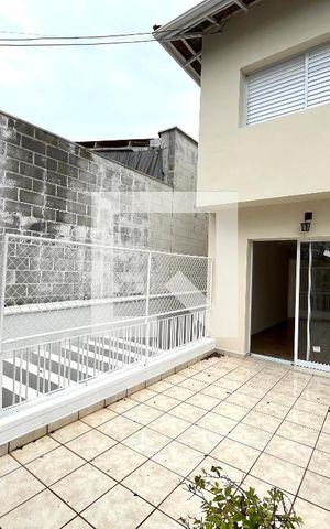 Casa à venda com 200m², 5 quartos e 3 vagas Casa à venda com 200m², 5 quartos e 3 vagasVaranda