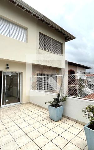 Casa à venda com 200m², 5 quartos e 3 vagas Casa à venda com 200m², 5 quartos e 3 vagasVaranda