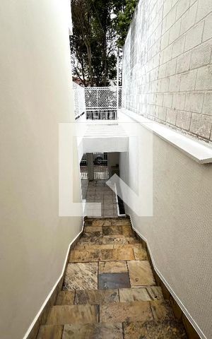 Casa à venda com 200m², 5 quartos e 3 vagas Casa à venda com 200m², 5 quartos e 3 vagasEscada