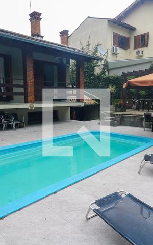 Casa à venda com 300m², 3 quartos e 4 vagas Casa à venda com 300m², 3 quartos e 4 vagasPiscina