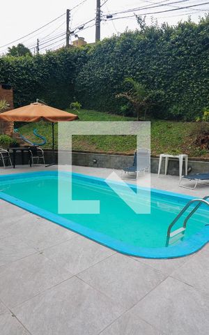 Casa à venda com 300m², 3 quartos e 4 vagas Casa à venda com 300m², 3 quartos e 4 vagasPiscina
