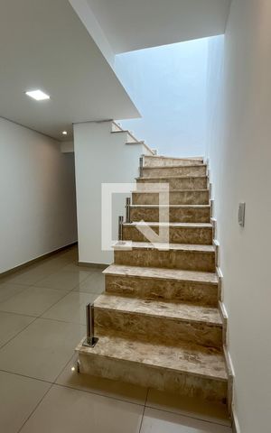 Casa à venda com 127m², 2 quartos e 3 vagas Casa à venda com 127m², 2 quartos e 3 vagasSala