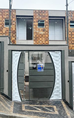 Casa à venda com 127m², 2 quartos e 3 vagas Casa à venda com 127m², 2 quartos e 3 vagasFachada