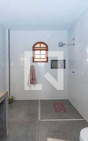 Casa à venda com 360m², 4 quartos e 4 vagas Casa à venda com 360m², 4 quartos e 4 vagasBanheiro da Suíte