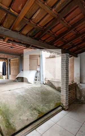 Casa à venda com 360m², 4 quartos e 4 vagas Casa à venda com 360m², 4 quartos e 4 vagasGaragem