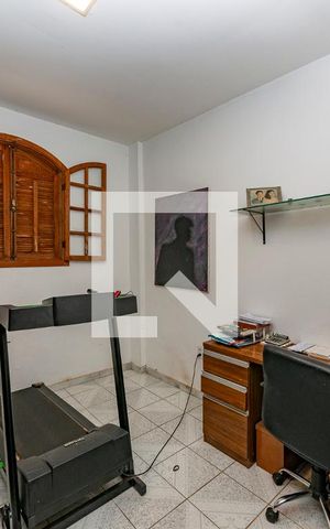 Casa à venda com 360m², 4 quartos e 4 vagas Casa à venda com 360m², 4 quartos e 4 vagasEscritório
