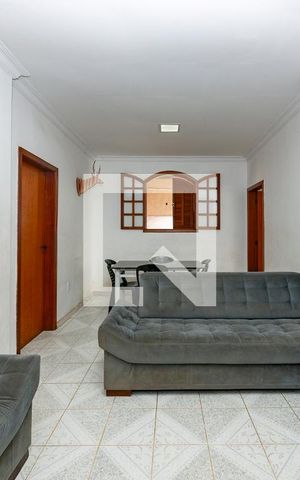 Casa à venda com 360m², 4 quartos e 4 vagas Casa à venda com 360m², 4 quartos e 4 vagasSala
