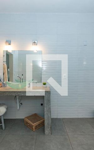 Casa à venda com 360m², 4 quartos e 4 vagas Casa à venda com 360m², 4 quartos e 4 vagasBanheiro da Suíte