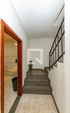 Casa à venda com 360m², 4 quartos e 4 vagas Casa à venda com 360m², 4 quartos e 4 vagasEscada