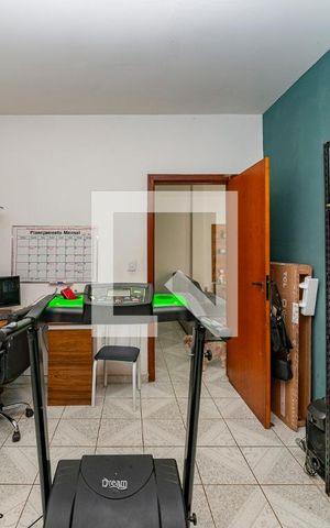 Casa à venda com 360m², 4 quartos e 4 vagas Casa à venda com 360m², 4 quartos e 4 vagasEscritório