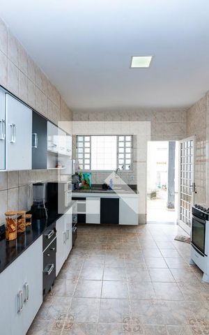 Casa à venda com 360m², 4 quartos e 4 vagas Casa à venda com 360m², 4 quartos e 4 vagasCozinha