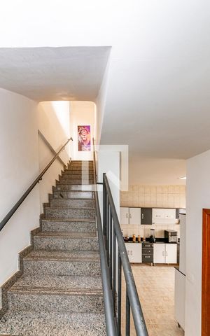Casa à venda com 360m², 4 quartos e 4 vagas Casa à venda com 360m², 4 quartos e 4 vagasEscada