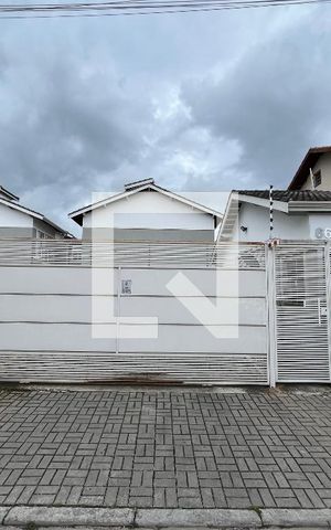 Casa de condomínio para alugar com 68m², 2 quartos e 1 vaga Casa de condomínio para alugar com 68m², 2 quartos e 1 vagaFachada