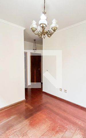 Casa à venda com 300m², 5 quartos e 4 vagas Casa à venda com 300m², 5 quartos e 4 vagasSala íntima