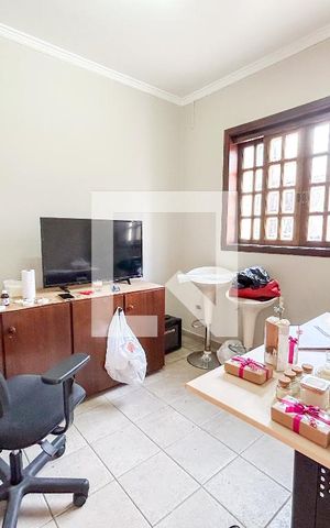 Casa à venda com 300m², 5 quartos e 4 vagas Casa à venda com 300m², 5 quartos e 4 vagasQuarto de serviço