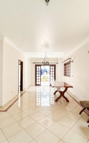 Casa à venda com 300m², 5 quartos e 4 vagas Casa à venda com 300m², 5 quartos e 4 vagasSala de Jantar
