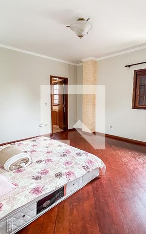 Casa à venda com 300m², 5 quartos e 4 vagas Casa à venda com 300m², 5 quartos e 4 vagasSuíte