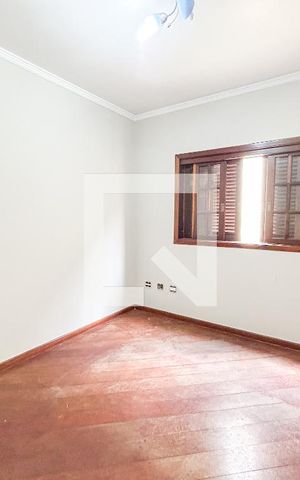 Casa à venda com 300m², 5 quartos e 4 vagas Casa à venda com 300m², 5 quartos e 4 vagasQuarto 1