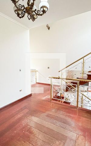 Casa à venda com 300m², 5 quartos e 4 vagas Casa à venda com 300m², 5 quartos e 4 vagasSala Íntima