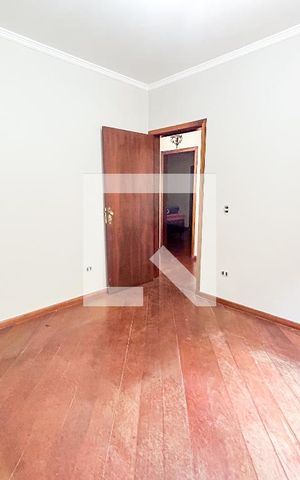 Casa à venda com 300m², 5 quartos e 4 vagas Casa à venda com 300m², 5 quartos e 4 vagasQuarto 1