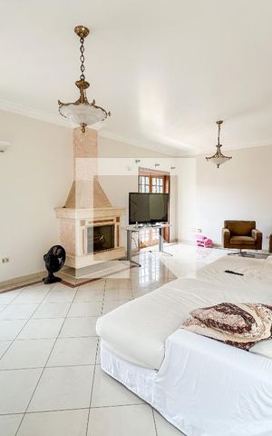 Casa à venda com 300m², 5 quartos e 4 vagas Casa à venda com 300m², 5 quartos e 4 vagasSala