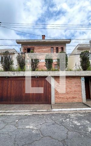 Casa à venda com 300m², 5 quartos e 4 vagas Casa à venda com 300m², 5 quartos e 4 vagasFachada