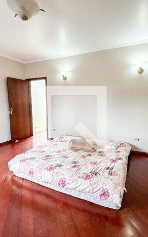 Casa à venda com 300m², 5 quartos e 4 vagas Casa à venda com 300m², 5 quartos e 4 vagasSuíte