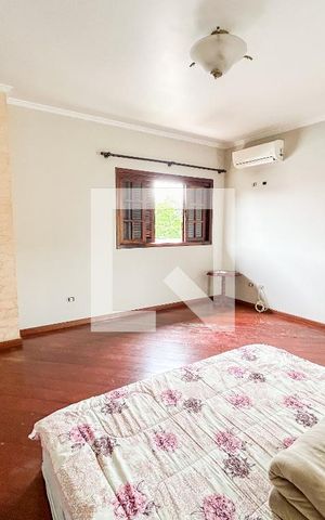Casa à venda com 300m², 5 quartos e 4 vagas Casa à venda com 300m², 5 quartos e 4 vagasSuíte