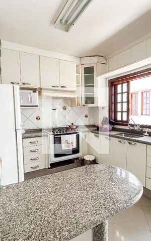 Casa à venda com 300m², 5 quartos e 4 vagas Casa à venda com 300m², 5 quartos e 4 vagasCozinha