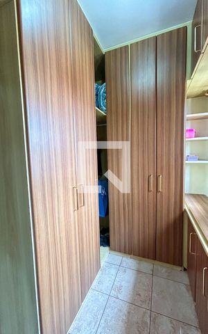 Casa à venda com 300m², 5 quartos e 4 vagas Casa à venda com 300m², 5 quartos e 4 vagasCloset da suíte