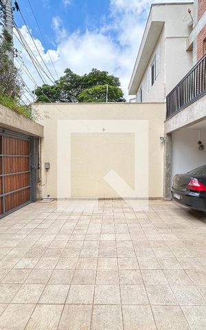 Casa à venda com 300m², 5 quartos e 4 vagas Casa à venda com 300m², 5 quartos e 4 vagasGaragem
