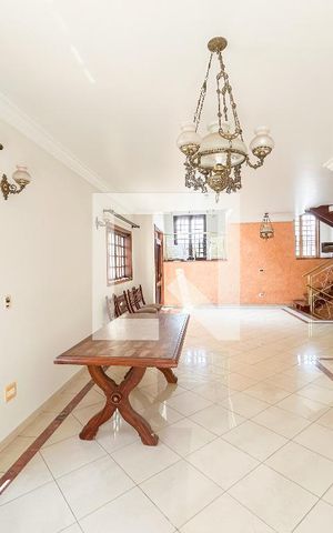 Casa à venda com 300m², 5 quartos e 4 vagas Casa à venda com 300m², 5 quartos e 4 vagasSala de Jantar
