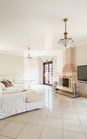 Casa à venda com 300m², 5 quartos e 4 vagas Casa à venda com 300m², 5 quartos e 4 vagasSala