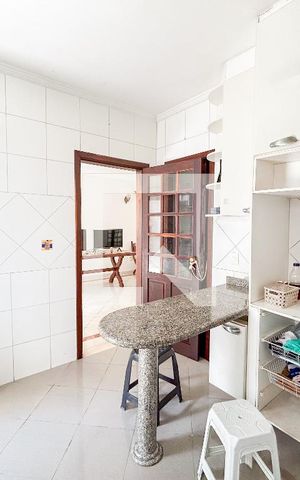 Casa à venda com 300m², 5 quartos e 4 vagas Casa à venda com 300m², 5 quartos e 4 vagasCozinha