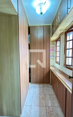 Casa à venda com 300m², 5 quartos e 4 vagas Casa à venda com 300m², 5 quartos e 4 vagasCloset da suíte